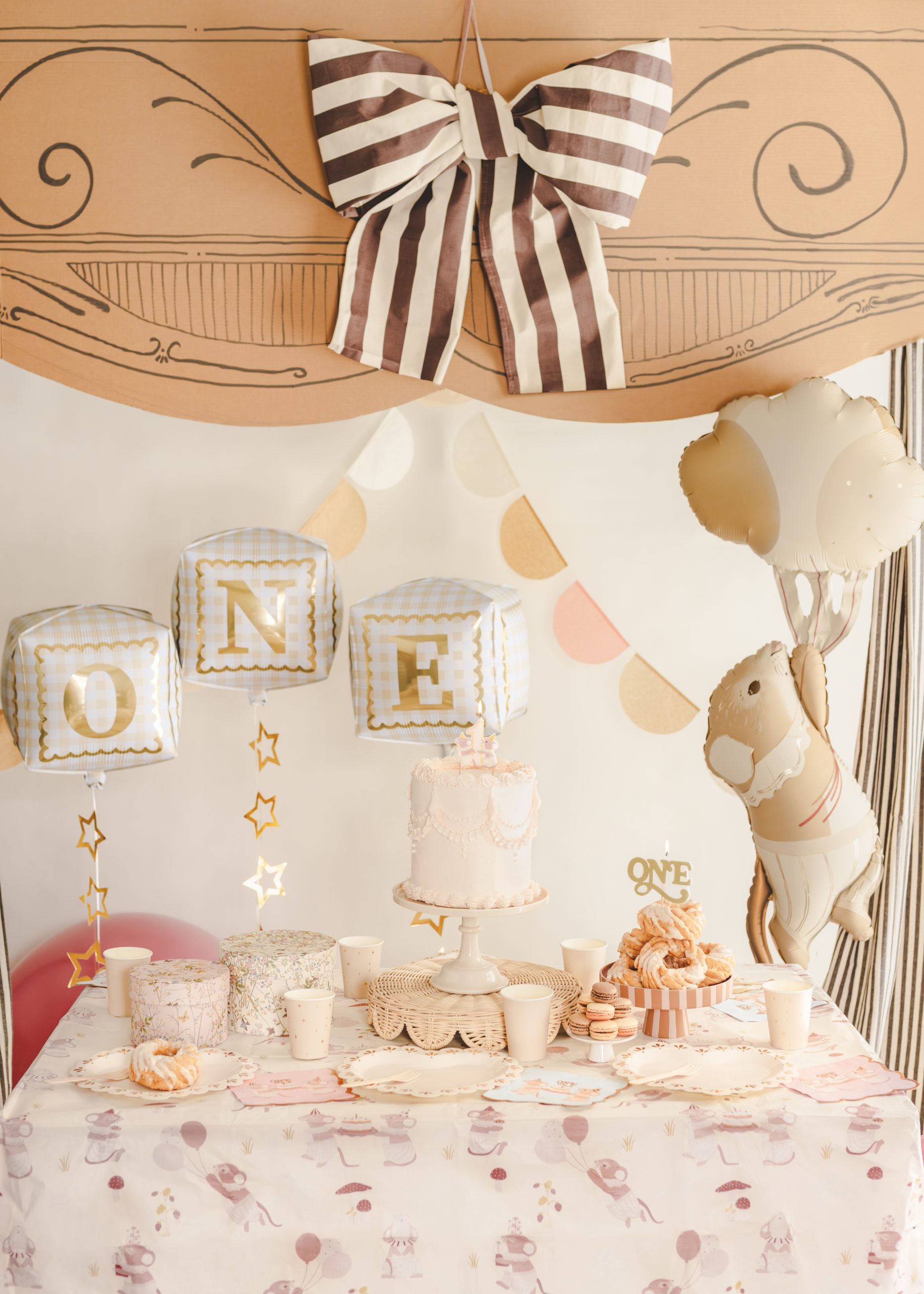 Decoración de cumpleaños infantil con mesa dulce, globos pastel y temática coordinada